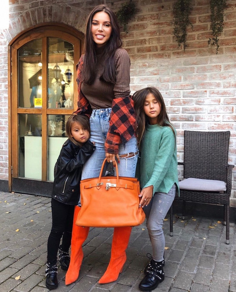 Оксана Самойлова с дочерьми Леей и Ариэлой