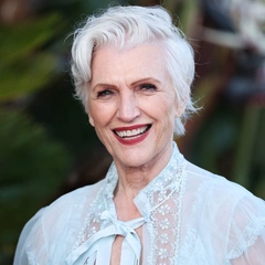 74-летняя мама Илона Маска украсила обложку журнала в купальнике