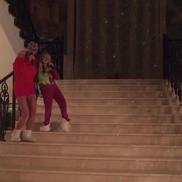 Анастасия и Ариша грациозно двигаются под музыку, перемещаясь по ступеням шикарной лестницы