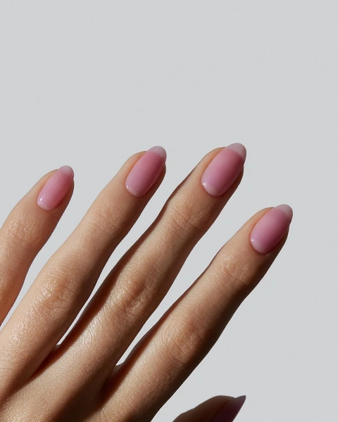 Ставим лайк: Lip gloss nails — красивый тренд нежного маникюра на зиму 2023 🌸