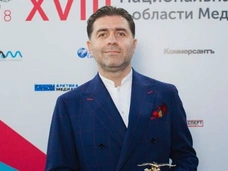 Бузова, Бородина и Галустян поздравили начальника с получением престижной премии