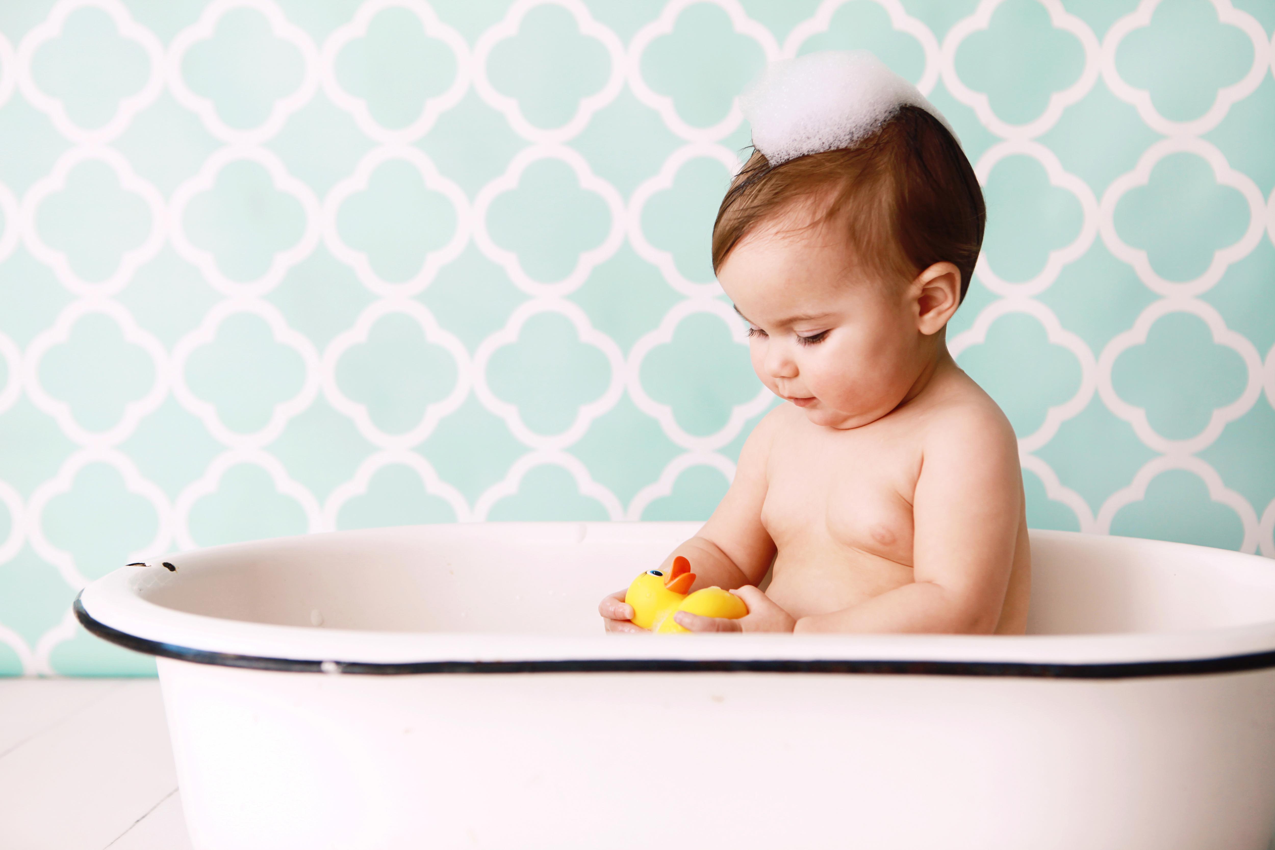 Детей моют в ванной. Ванночка для детей. Купание малыша. Гигиена малыша. Малыш купается.