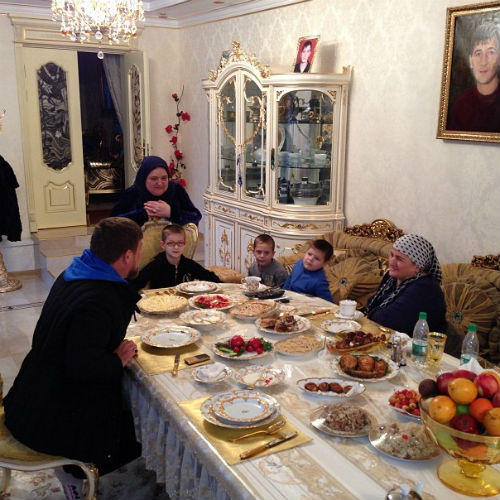 "У Мамы все всегда вкусно бывает", - подписал это фото Рамзан Кадыров