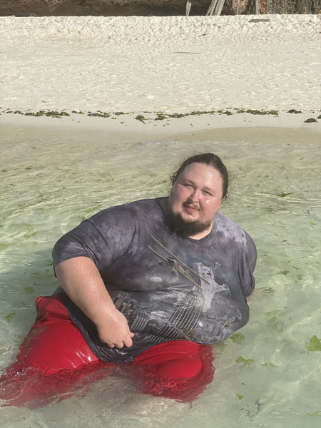 242-килограмовый сын Никаса Сафронова VS идеальные тела: Лука сделал провокационную фотосессию на море