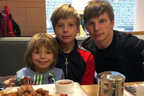 Андрей Аршавин с сыновьями от Юлии Барановской
