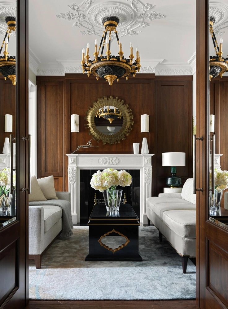 Гостиная. Диваны Chaddok, Kingcome Sofas. Журнальный стол, Theodore Alexander. Люстра, Thomas Blakemore. Ковер, Loloi. Камин, Acquisitions. Деревянная стена изготовлена в столярной мастерской ЭМСИ. Статуэтка и вазы, Lege Alto. | Источник: Сергей Красюк