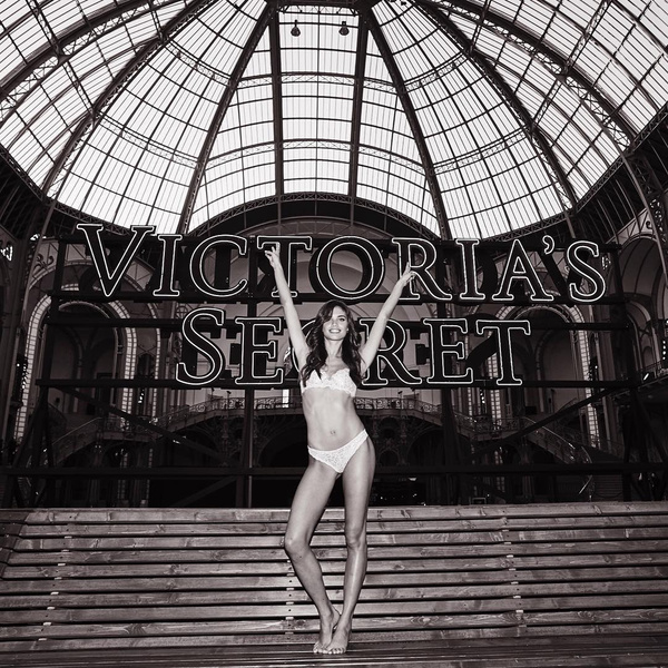 Самые горячие фото из гримерок «ангелов» Victoria`s Secret!