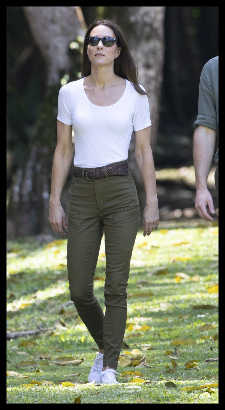 Образ для экскурсий: стильная Кейт Миддлтон в болотных скинни-джинсах и белых кедах посещает поселение майя