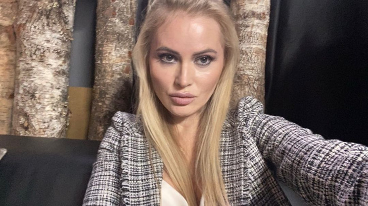 Пухлые бедра и складочки: Дана Борисова показалась в купальнике без фотошопа