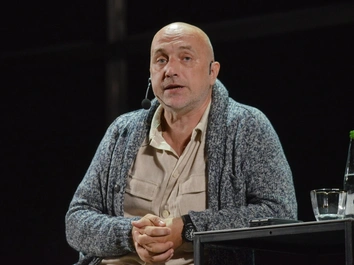 Растерянный взгляд, лицо в ушибах и ссадинах: Захар Прилепин впервые показал себя после теракта