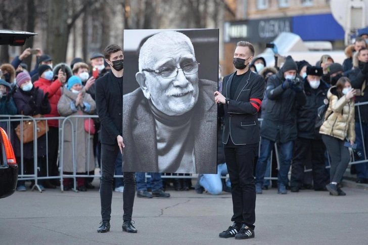 Провожали гроб актера продолжительными овациями