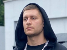 Дава устроил грязные танцы с длинноногой брюнеткой