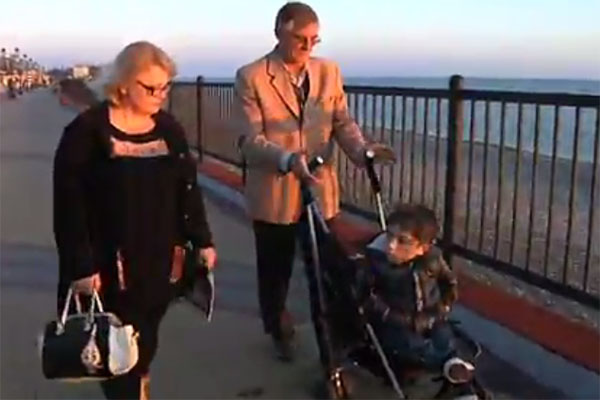 Данил Плужников с мамой и папой на прогулке в родном Сочи