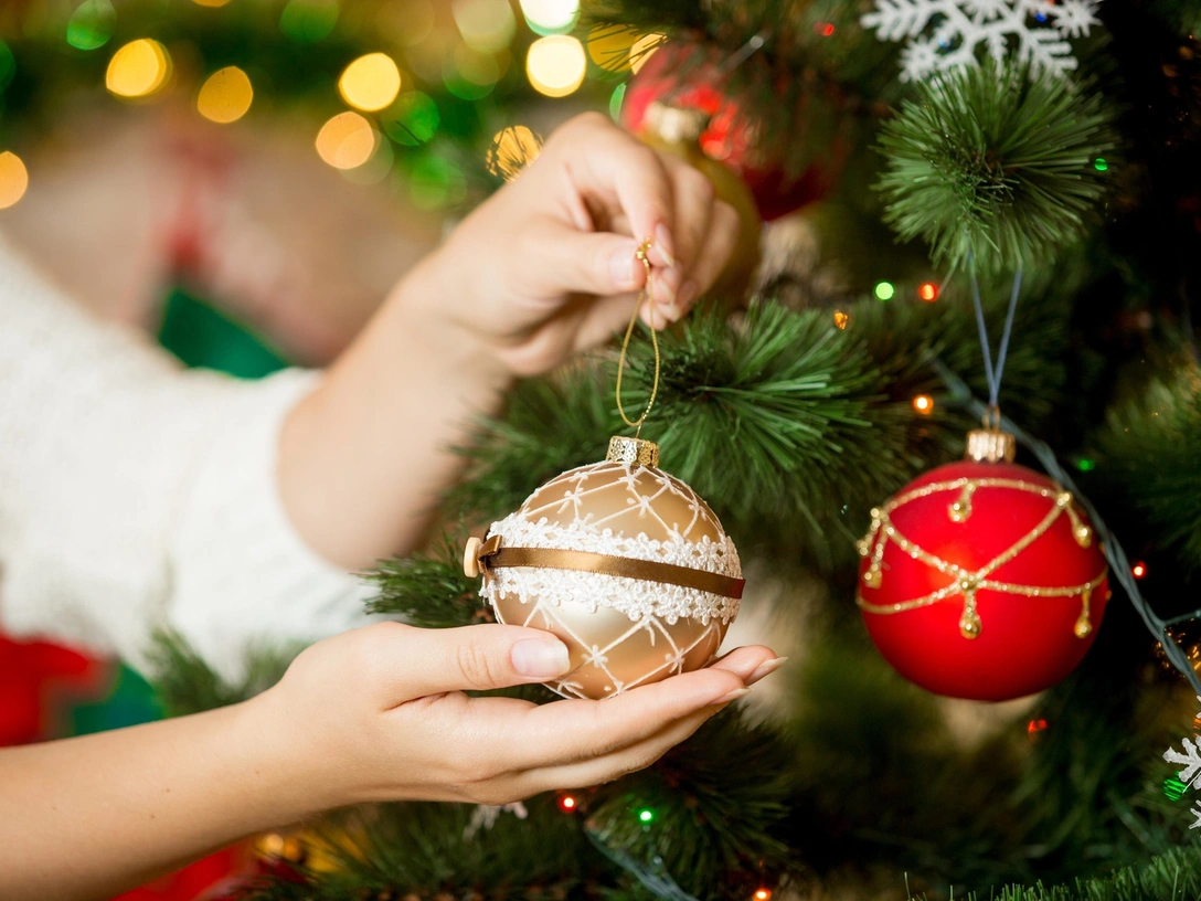 Нелепо и комично: 6 причин, почему ваша новогодняя елка выглядит так плохо | marieclaire.ru