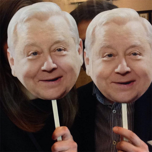 Гости праздника прикрывали свои лица масками с изображением Олега Табакова.