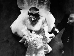 «Платье походило на то, что надела бы бабушка невесты»: отрывок из книги про свадебный наряд Елизаветы II