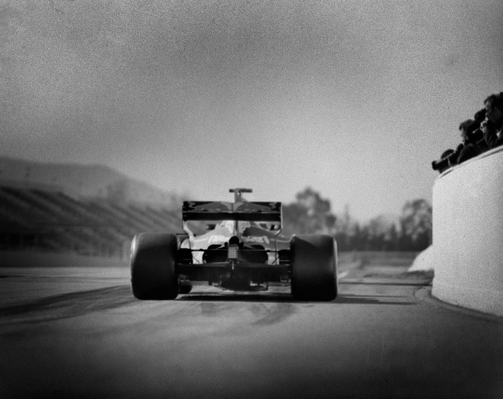 Посмотрите на гонки «Формулаы-1» через объективе столетней камеры