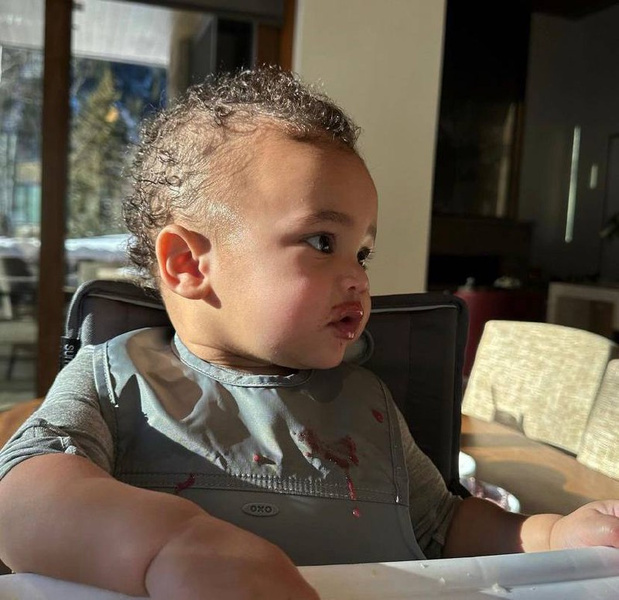 Кайли Дженнер опубликовал первое фото сына и раскрыла его новое имя