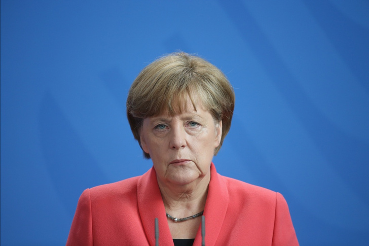 Ангела Меркель упала на сцене в Берлине