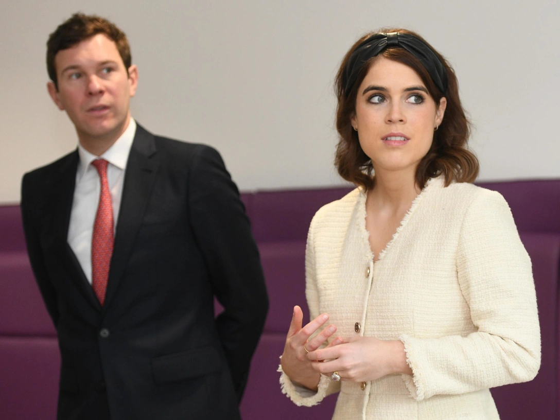 Джек Бруксбэнк с женой принцессой Евгенией посещают Королевскую национальную ортопедическую больницу в Лондоне, 21 марта 2019 | marieclaire.ru