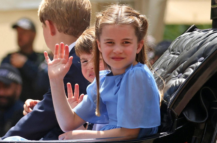 Настоящая леди: 15 фото, на которых 8-летняя принцесса Шарлотта ведет себя как будущая королева
