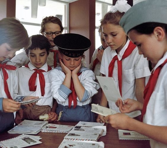 Унификация во всем: 8 вещей, которые запрещали советским школьникам
