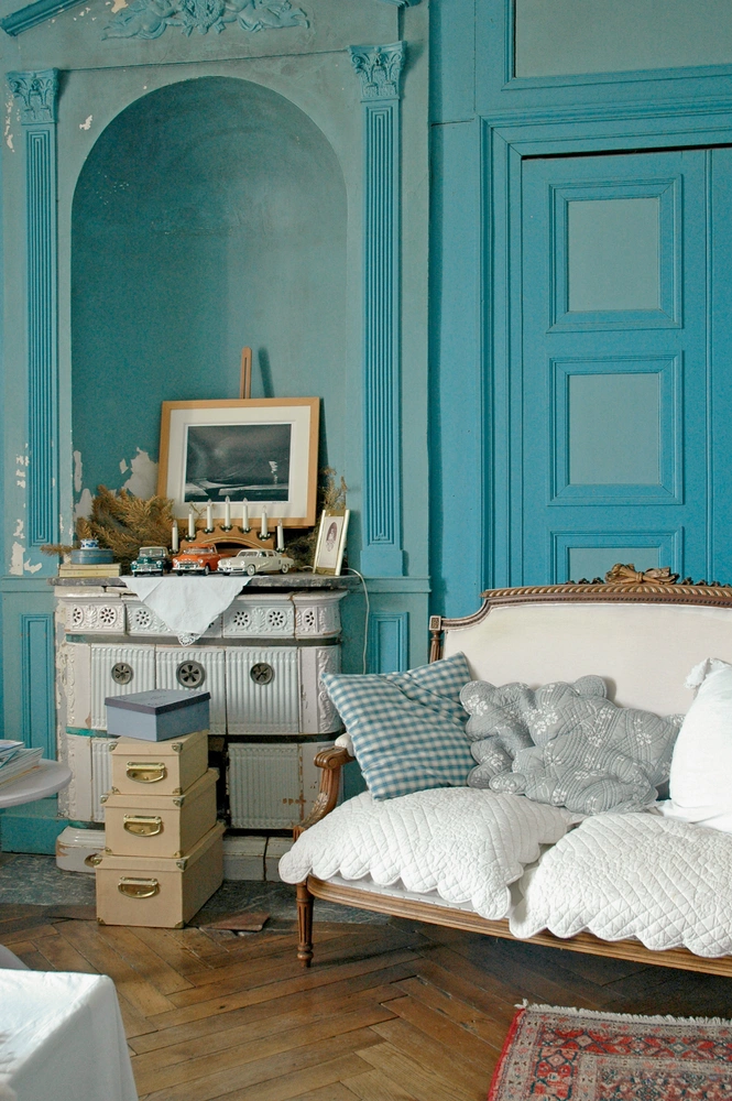 Интерьер старинного особняка в Бретани преобразила голубая роспись. Хотите пойти дальше — используйте не один, а сразу несколько оттенков. | mcmaison.ru