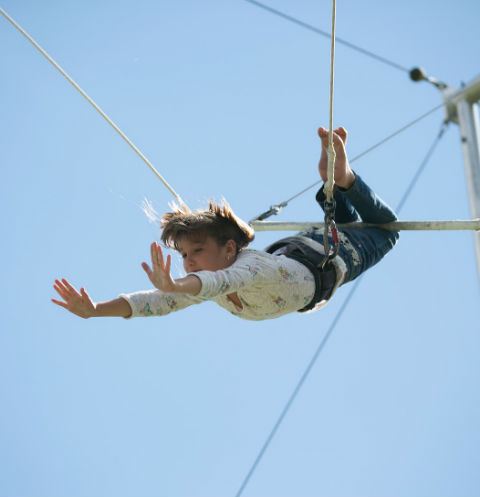 В Парке Горького открылась летняя школа воздушной гимнастики «Трапеция Yota»