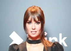 «Даже Владимир Познер аплодировал»: Муцениеце распахнула халатик, повторив эротический трюк Варнавы