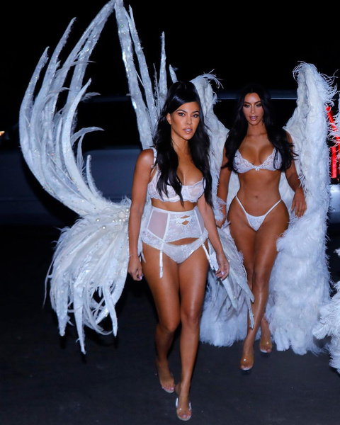 Семейный выход: сестры Кардашьян-Дженнер нарядились в ангелов Victoria’s Secret