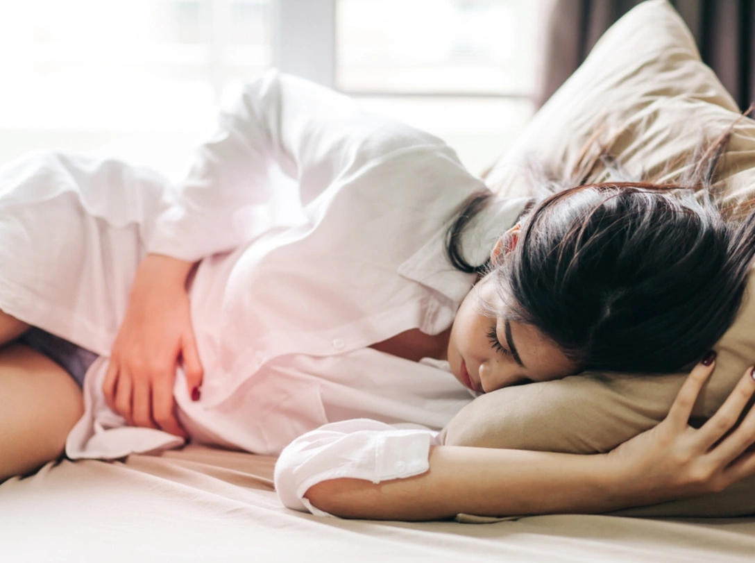 Советы остеопата: как избавиться от боли при менструации | marieclaire.ru