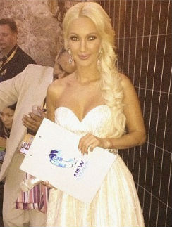 Лера Кудрявцева готовится выйти на сцену "Новой волны-2013"
