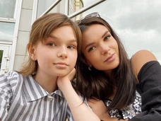 А девочка созрела: 14-летняя дочь Кати Жужи позирует в маленьком черном платье