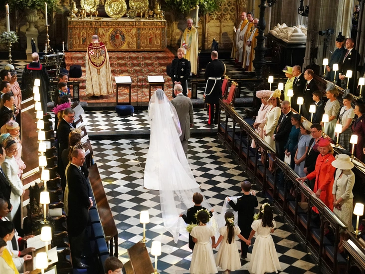 Принц Чарльз ведет Меган Маркл к алтарю, часовня Святого Георгия, Виндзор, 19 мая 2018