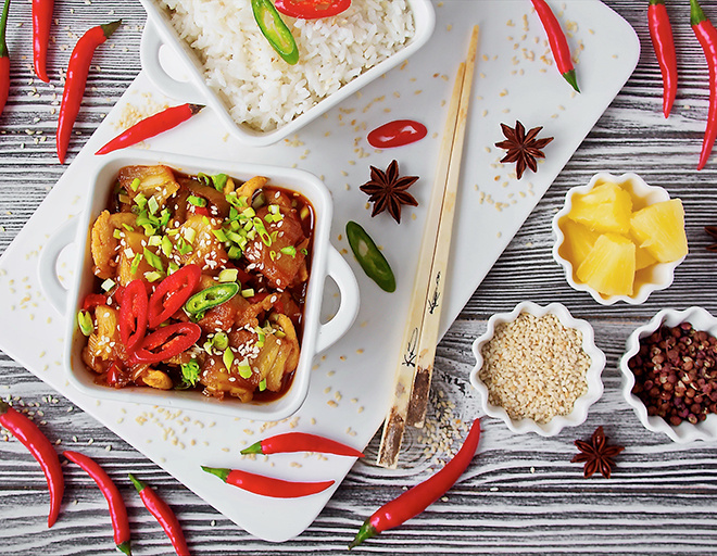 курица по тайски с ананасами и перцем. . курица по тайски с ананасами и перцем фото. курица по тайски с ананасами и перцем-. картинка курица по тайски с ананасами и перцем. картинка . Путешественники любят устраивать в Таиланде «праздник живота». Блюда местной кухни простые, ароматные и очень вкусные. Секрет в специях, минимальном наборе продуктов и быстром приготовлении. Предлагаем один из гастрономических рецептов – курица по-тайски.
