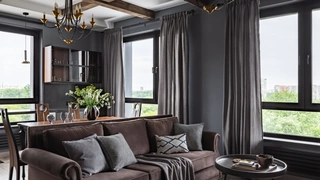 Квартира в темных тонах — с био-камином и балками на потолке