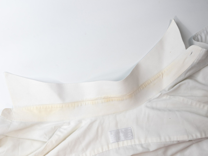 Не все потеряно: как быстро избавиться от пятна на белой одежде