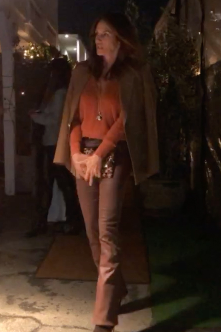Леопардовый клатч и кожаные брюки: элегантная Синди Кроуфорд на ужине с мужем