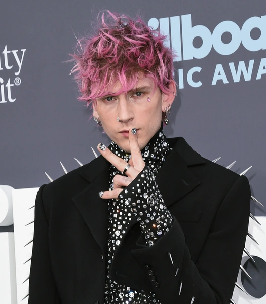 Маникюр на миллион: Machine Gun Kelly показал нейл-арт с бриллиантами на Billboard Music Awards 2022