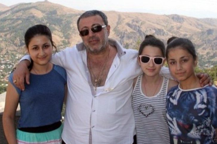 Сестер Хачатурян признали пострадавшими по делу о насилии со стороны отца