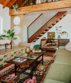 Дом в Калифорнии с камином и яркими деталями