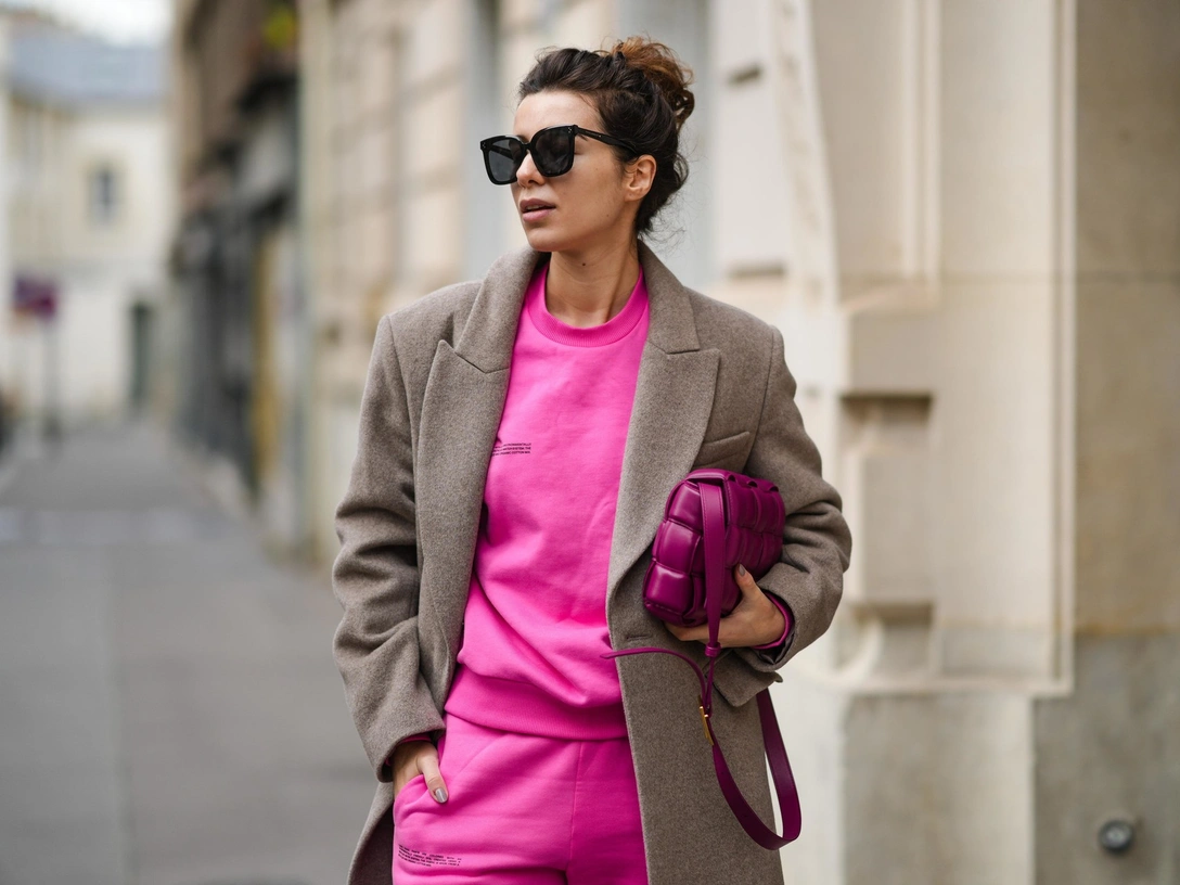 Выглядит нелепо: 5 устаревших вещей, которые почему-то носят все блогеры | marieclaire.ru