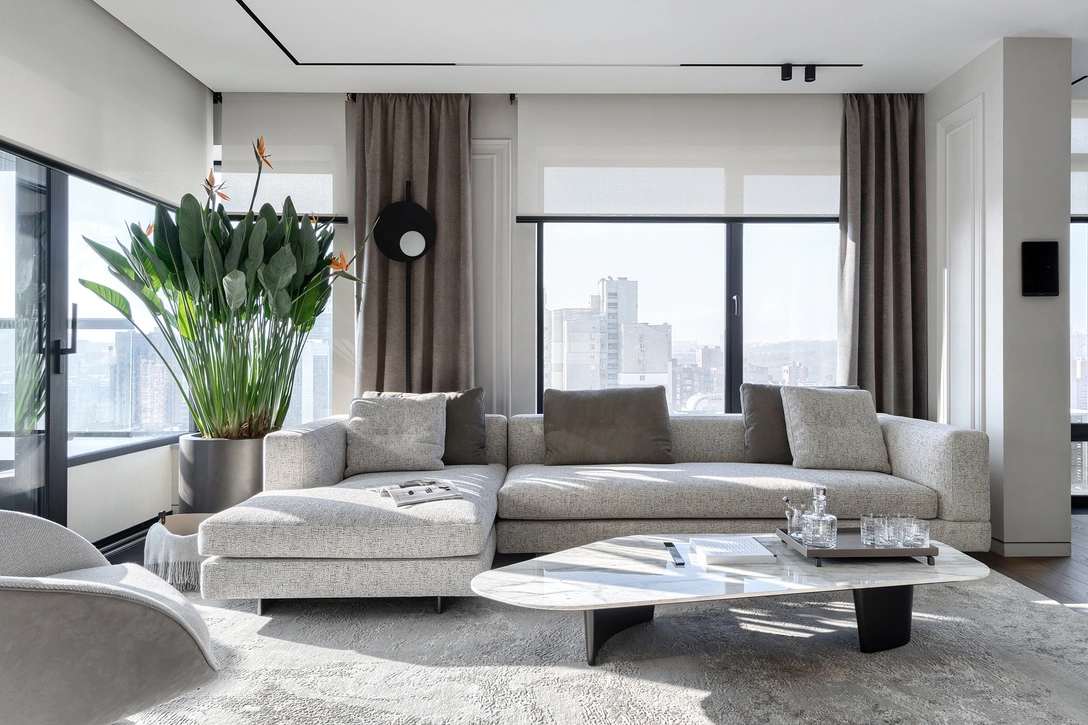 Гостиная. Диван, кресло, журнальный столик, все — Minotti. Ковер, Jaipur Rugs. Кашпо, De Castelli. Торшер, Axolight. Треквые светильники, Xal. Кожаный поднос, Pinetti. Стеклянные стаканы, Schott Zwiesel. Солнцезащитные системы, Manezh. На стенах — декоративная штукатурка. Паркетная доска, Foglie d’Oro. Окна и раздвижные оконные системы, Rayners. | Источник: Александр Кондрияненко