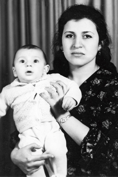 Мама Жасмин со старшим сыном Анатолием, 1975 год