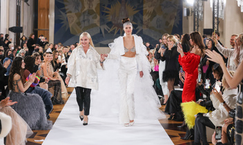 Показ коллекции YANINA Couture весна-лето 2022 с триумфом закрыл парижскую Неделю высокой моды