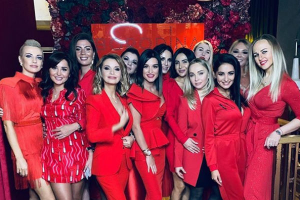 Ксения устроила вечеринку в красных тонах | Источник: Instagram (запрещенная в России экстремистская организация)