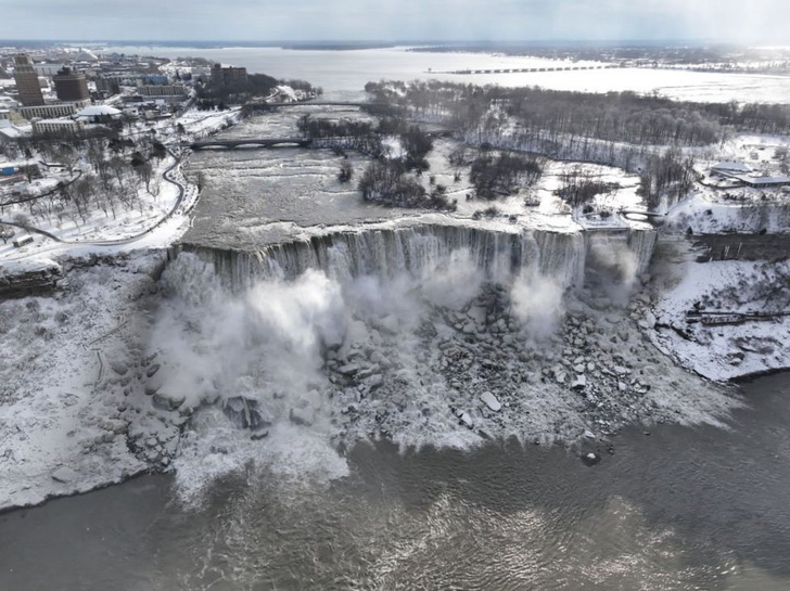 Что натворила «буря века»: посмотрите на замерзший Ниагарский водопад