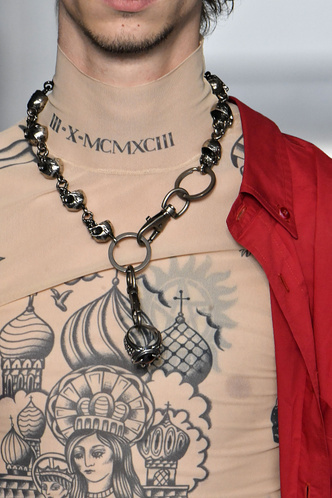 Купола на груди, воровские звезды на плечах: москвичи пропагандируют криминальную моду
