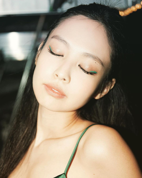 Зеленые стрелки как у Дженни из BLACKPINK — простой и красивый способ разнообразить макияж на каждый день