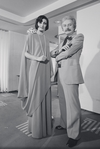 Один из бывших модельеров Дома Lanvin Жюль-Франсуа Крахе с моделью, Lanvin haute couture, 1974 год